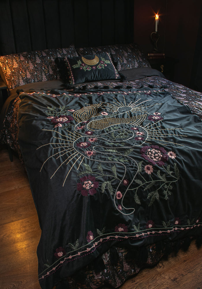 Kobra Embroidered Snake Blanket